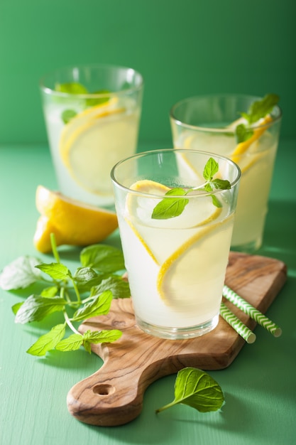 Frische Limonade mit Minze in Gläsern