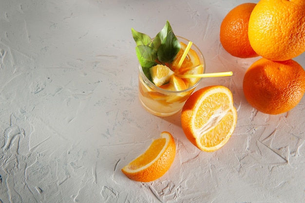 Frische Limonade mit Minze, Orange und Eis im Glas auf dem weißen Hintergrund Sommerkaltes Getränk und Cocktail Flatlay und kopieren Sie Platz für Text Sommerstimmung und Frühstück am Morgen