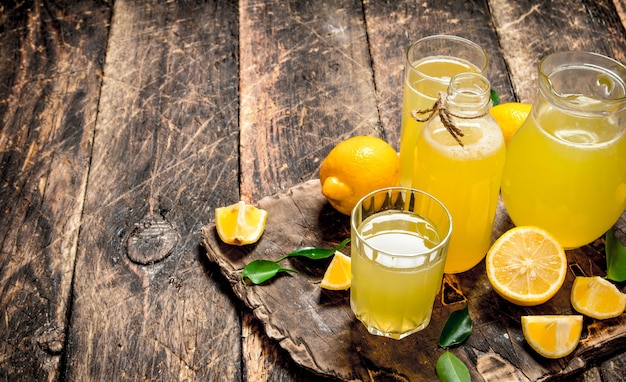 Frische Limonade mit reifen Zitronen.