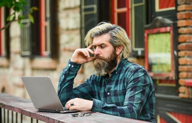 Frische Luft für bessere Lösungen Online-Unternehmer arbeiten im Freien Geschäftsmann Laptop Café Terrasse Mann beschäftigt mit der Arbeit mit Laptop Online-Geschäft Online-Bildung Surfen im Internet an öffentlichen Orten