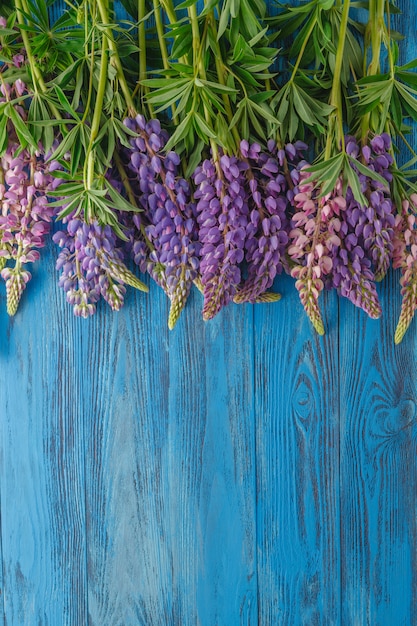 Frische Lupinen angeordnet auf altem hölzernem Hintergrund mit Kopienraum für Ihre Nachricht