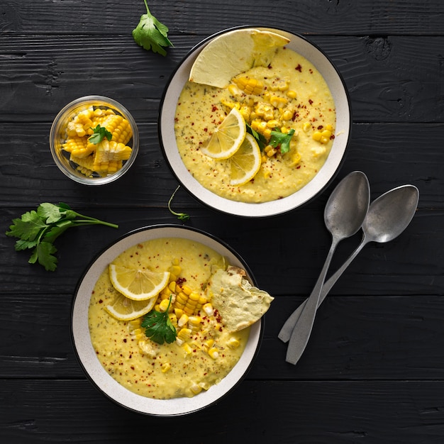 Frische Maiscremesuppe auf dunklem Hintergrund