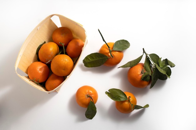 Frische Mandarine in einem Holzpaket auf weißem Hintergrund Draufsicht flach liegend