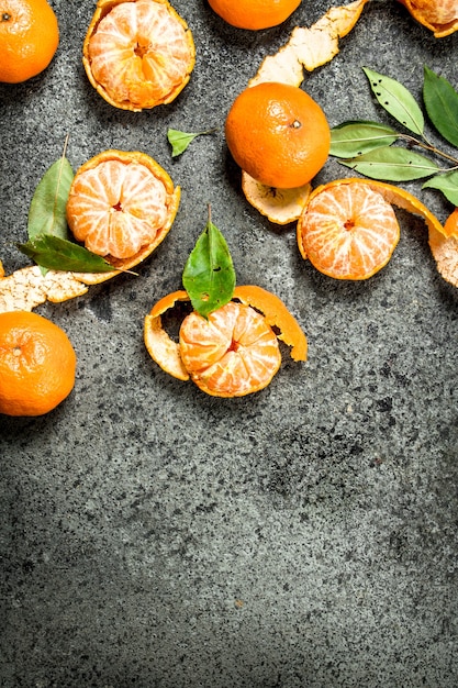 Frische Mandarinen mit Blättern