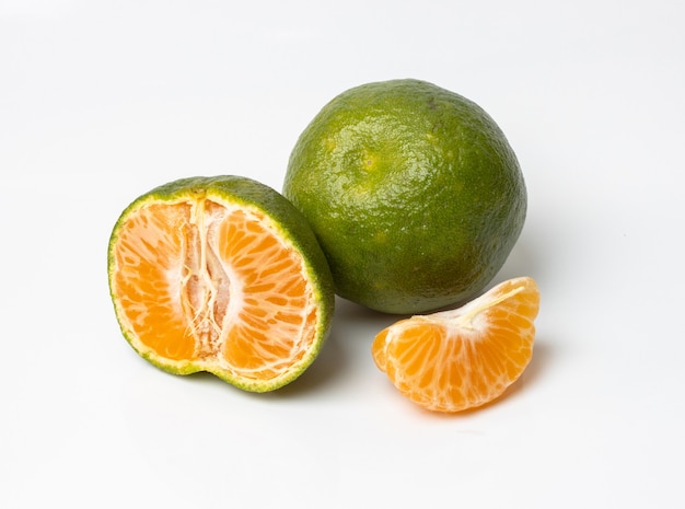 Frische Mandarinenfrüchte oder Mandarinen auf Weiß