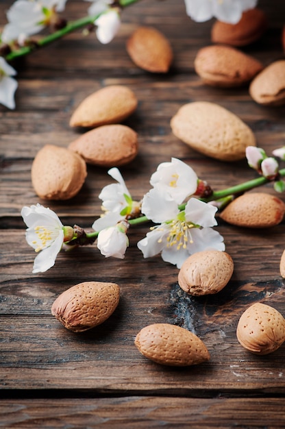 Frische Mandeln und Blumen auf dem Holztisch