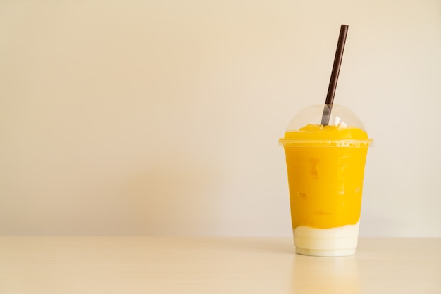 frische Mango-Frucht-Smoothies mit Joghurtglas