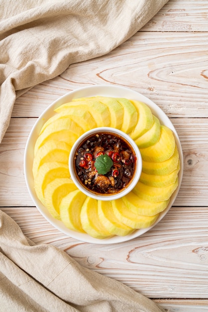 frische Mango mit süßer Fischsauce eintauchen