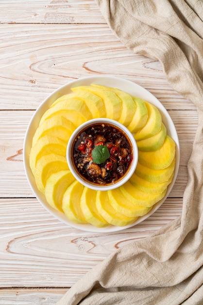 frische Mango mit süßer Fischsauce eintauchen