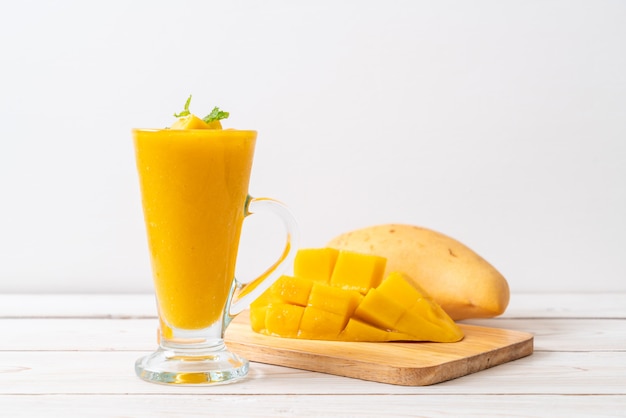 frische Mango-Smoothies