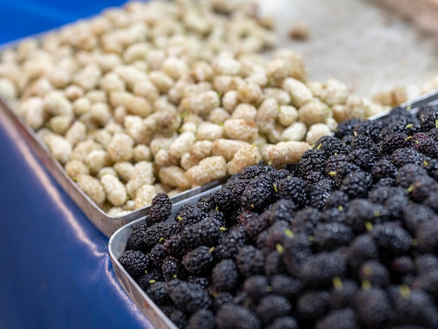 Frische Maulbeeren auf dem lokalen Markt