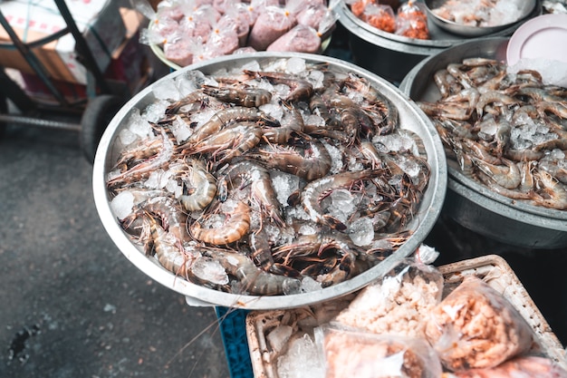 Frische Meeresfrüchte in einem tropischen Markt, Frischmarkt