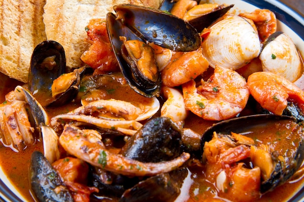 Frische Meeresfrüchtesuppe mit geröstetem Brot