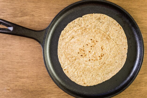 Frische Mehrkorn-Tortillas auf Holzhintergrund.