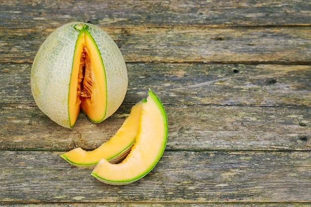 Frische Melonen geschnitten auf Holztisch