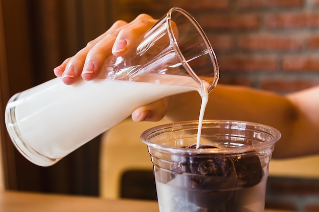 Foto frische milch, die auf gefrorene schokolade gießt