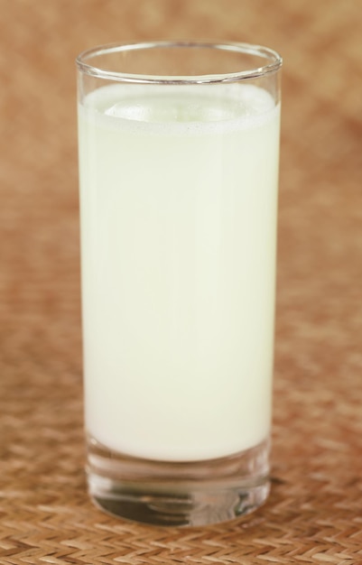 Frische Milch im Glas auf strukturierter Oberfläche