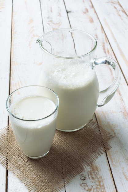 Frische Milch im Glaskrug und im Glas