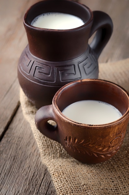 Frische Milch in einem Tonkrug.