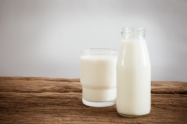 Frische Milch in Glasflasche und Glas