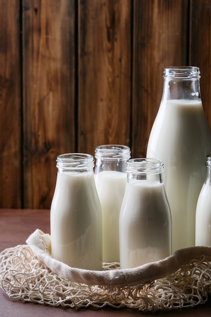 Frische Milch in verschiedenen Glasflaschen