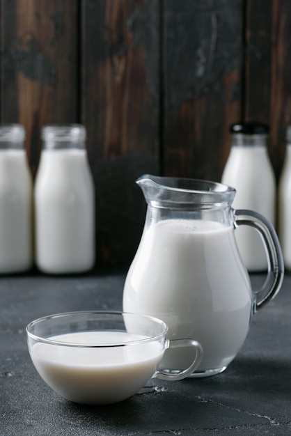 Frische Milch in verschiedenen Glasflaschen