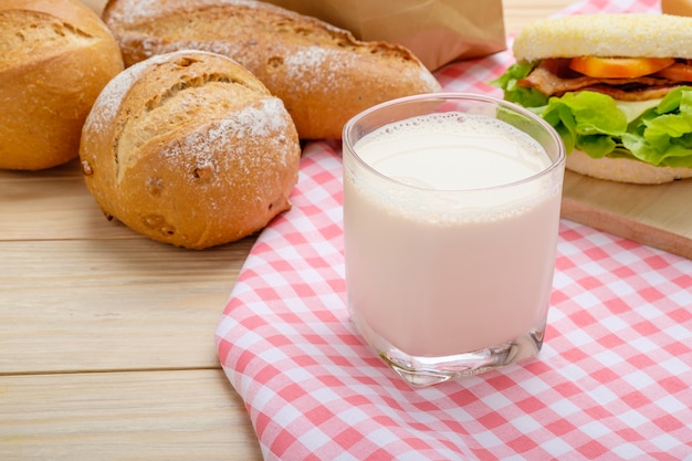 Frische Milch mit Frühstück Auf einem hölzernen Hintergrund