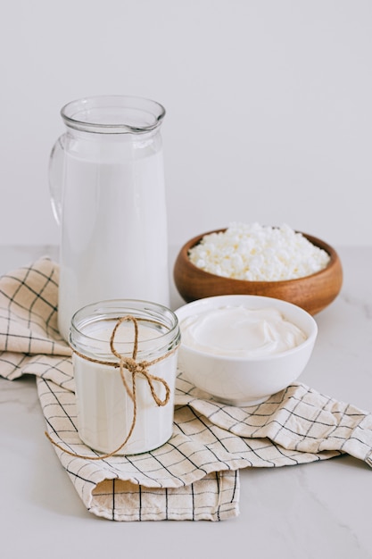 Foto frische milchprodukte, milch, hüttenkäse, sauerrahm, sahne, landwirtschaftliche produkte