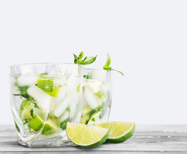 Frische Mojito-Cocktails im Hintergrund.