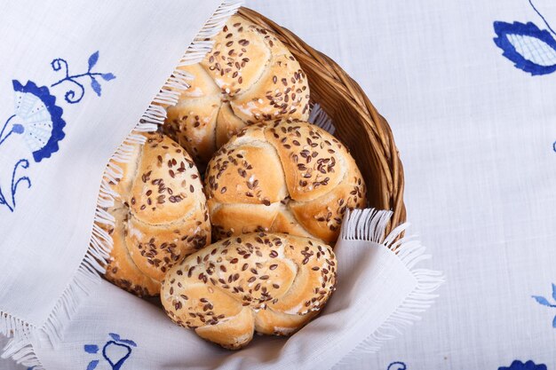 Frische Müslibrötchen in einem Weidenkorb