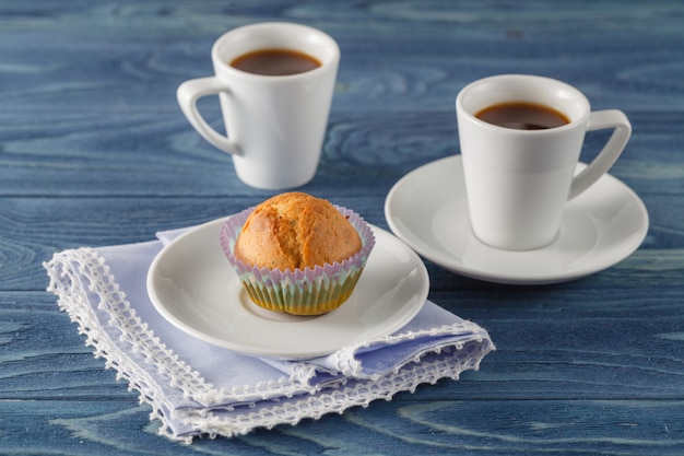 Frische Muffins auf dem Tisch.