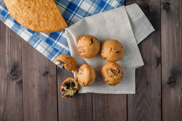 Frische Muffins auf Holztisch