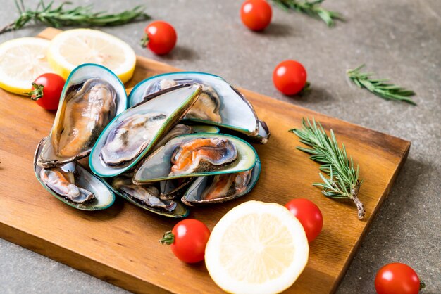 frische Muscheln auf Holzbrett