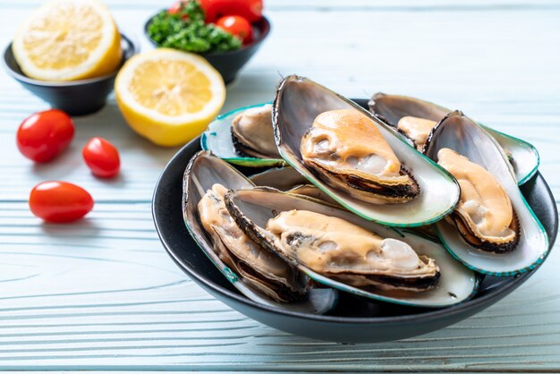 frische Muscheln auf Schüssel