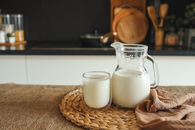 Frische natürliche Milch in einem Glas und Krug zu Hause