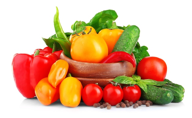Frische natürliche Zutaten für Salate, isoliert auf Weiß