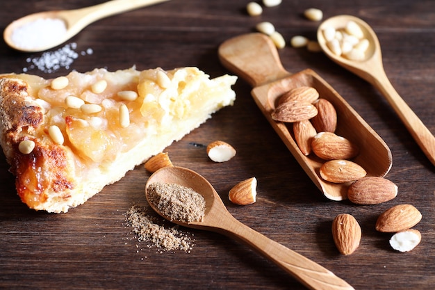 Frische Nüsse auf dem Tisch zum Frühstück mit Honig und Kuchen