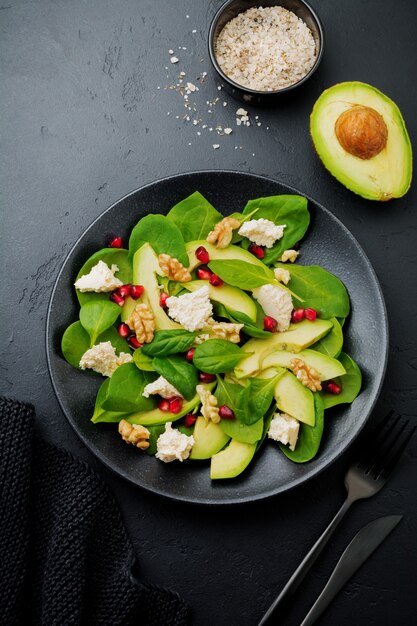 Frische nützliche vegetarische gesunde Avocado