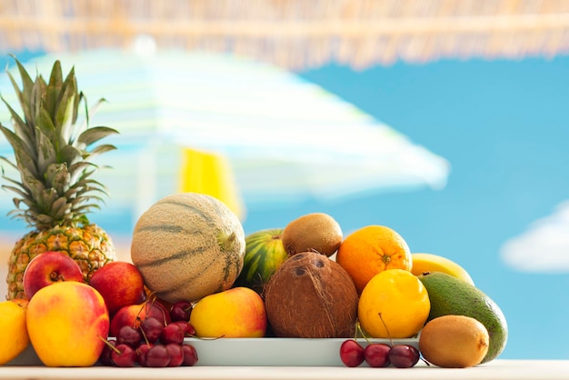 Frische Obstbeutel und Kamera auf dem Strandbar Kiosk Sommer und Tourismuskonzept