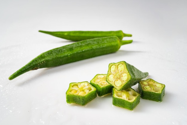 Frische Okra auf reinweißem Hintergrund