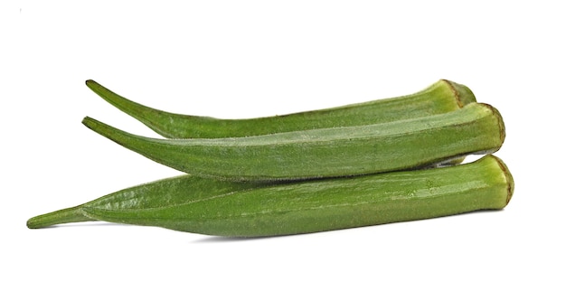 Frische Okra lokalisiert auf Weiß