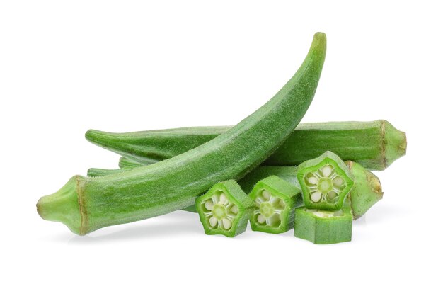 Frische Okra lokalisiert auf weißem Hintergrund