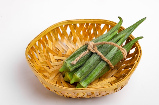 Frische Okra lokalisiert auf weißem Hintergrund