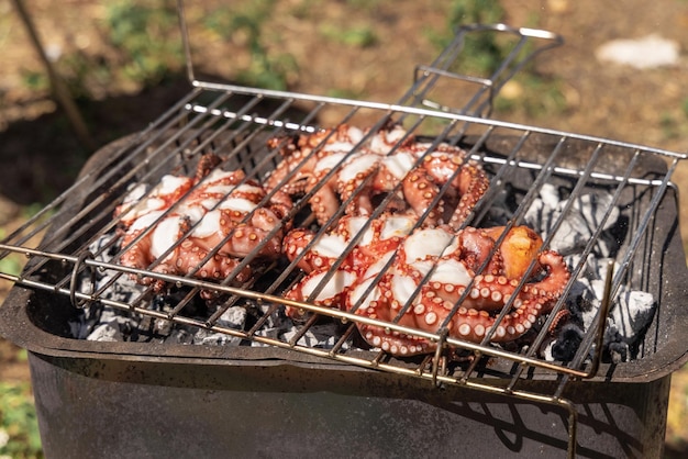 Frische Oktopusse auf dem Holzkohlegrill Italien Traditionelle mediterrane Küche