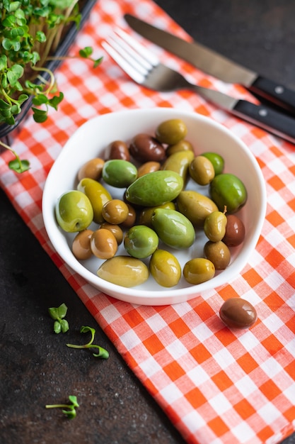 Frische Oliven in Teller auf dem Tisch Sorten von Früchten veganes vegetarisches Essen entkernt