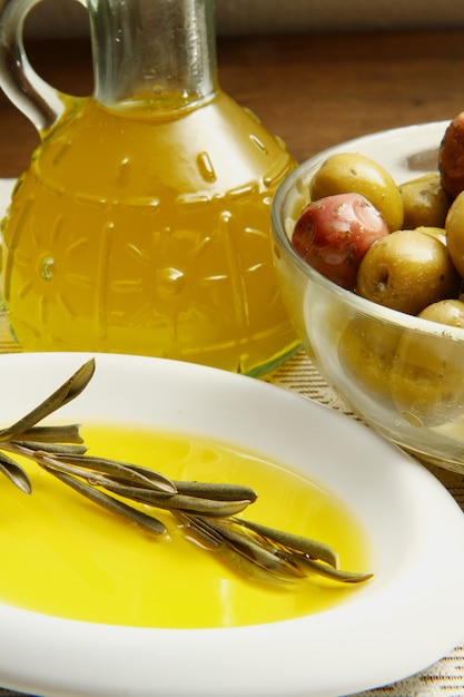 frische Oliven und Öl