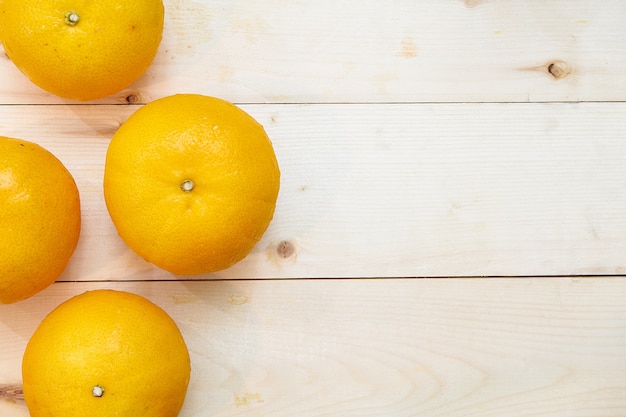 Frische Orange auf hölzernen Hintergrund