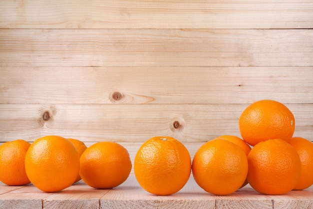 Frische Orange auf Holz