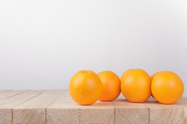 Frische Orange auf Holztisch