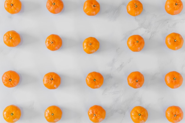 Frische orange Frucht auf weißem Marmorhintergrund.